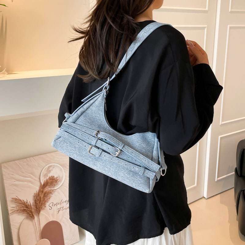Cross-border high-end commuter bag, fashionable dumpling bag, 2025 new hot girl style motorcycle armpit bag, versatile single-shoulder bag Application Scenario