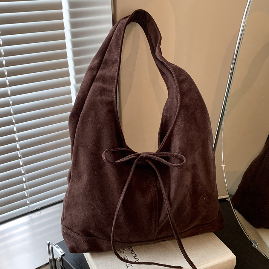 Casual soft-faced, large-capacity commuter bag for women 2024 new style, fashionable and retro single-shoulder bag, versatile tote bucket bag full figure