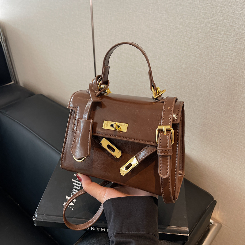 High-end small bag 2025 new style, women's casual and versatile retro crossbody bag, small square bag, hand-held Kelly bag details Picture