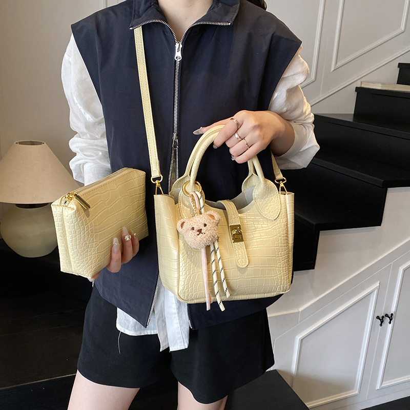 Korean version niche design hand-held bucket bag for women 2025 new trendy, fashionable and versatile crocodile pattern single-shoulder crossbody bag details Picture