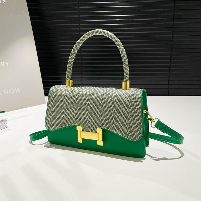 The 2025 new niche design, simple and fashionable, single-shoulder crossbody bag, and stylish small square commuting bag full figure