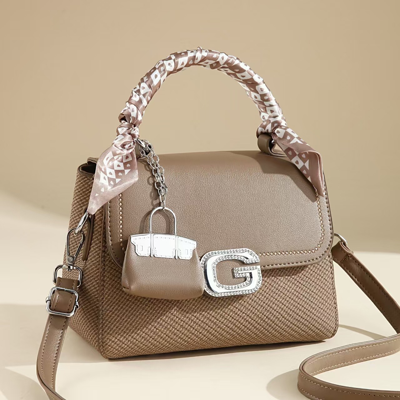 A 2025 new style single-shoulder crossbody bag, a small white square bag, as a birthday gift for a girl Specification drawing