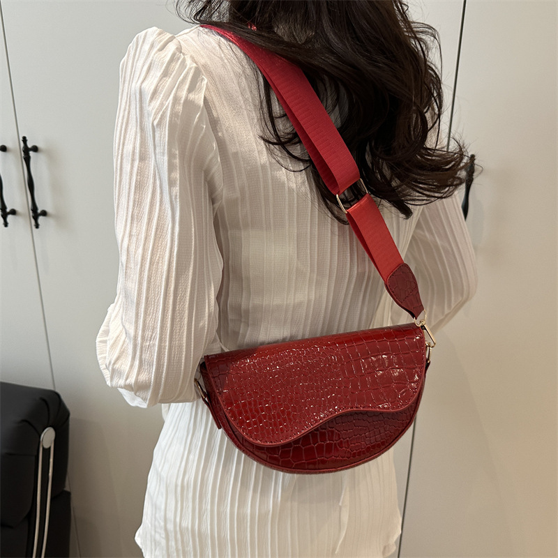 French niche women's 2025 new style quality crossbody bag, embossed saddle bag, fashionable crocodile pattern single-shoulder bag details Picture