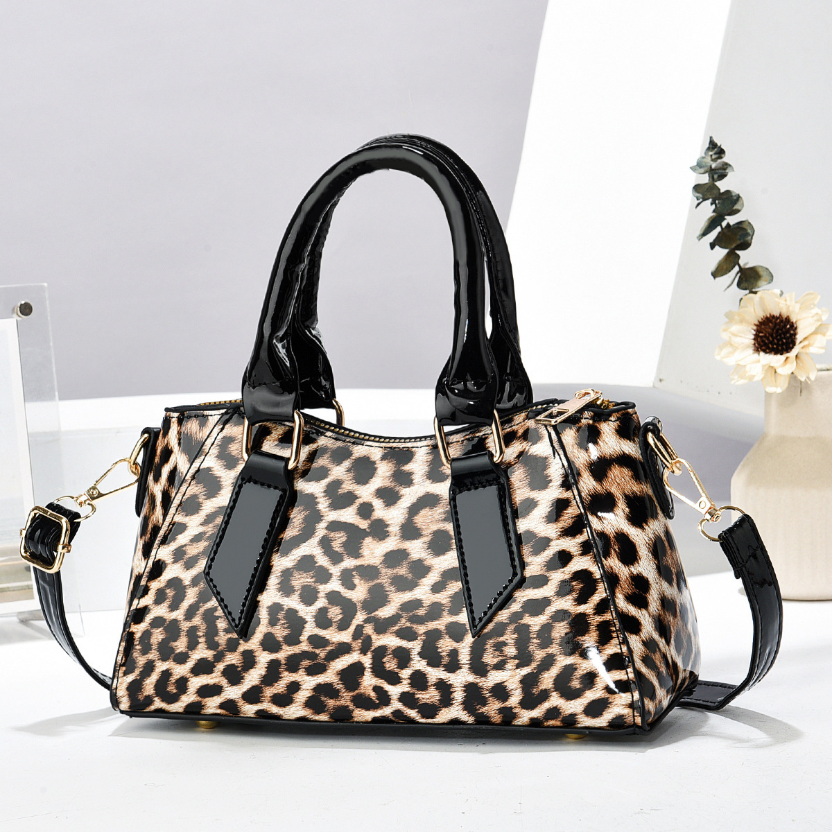 Women's bag 2025 new style, cool and stylish, elegant and fashionable women's bag, crossbody single-shoulder handbag, one-piece consignment Application Scenario