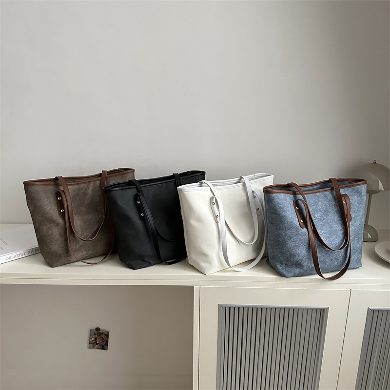 A retro texture, color-blocking large-capacity underarm tote bag for women, a new 2024 fashionable and niche single-shoulder commuter bag Application Scenario