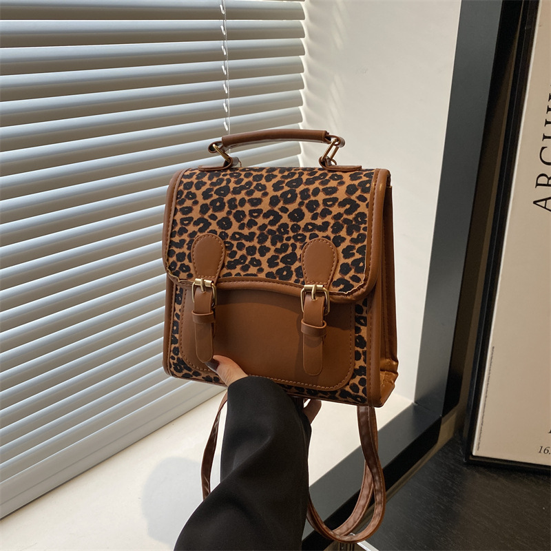 Retro leopard print backpack 2025 Summer New mini stylish single-shoulder crossbody bag, trendy and lightweight travel small backpack full figure
