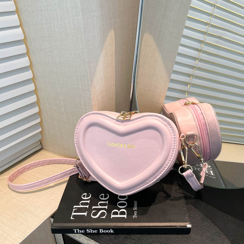 The new Korean version of the women's heart-shaped single-shoulder bag features a unique design and a high-end underarm bag. It is a niche PU fashionable crossbody bag for women full figure