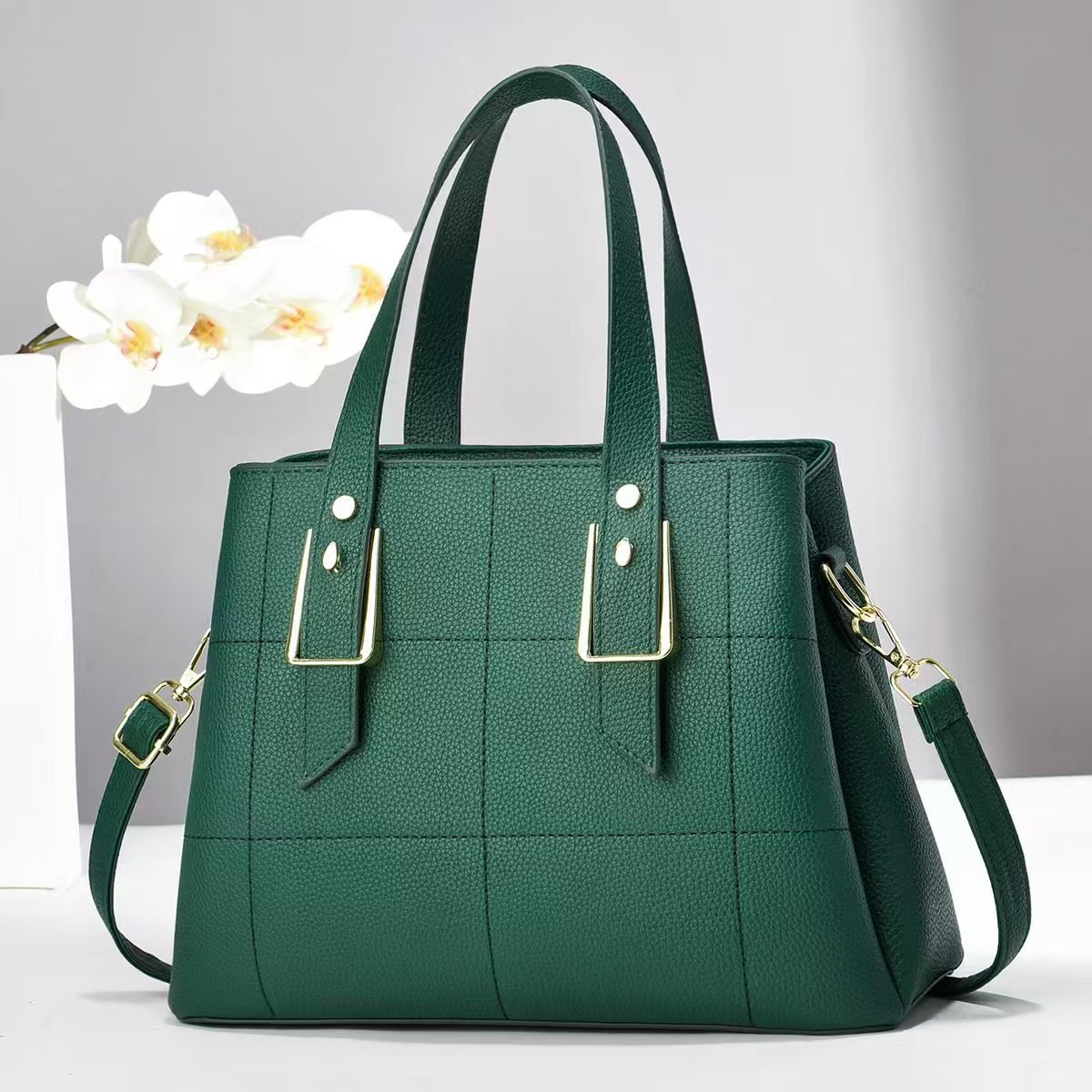 Factory wholesale of new 2024 fashionable embroidered checkered handbag, European and American trend large-capacity single-shoulder crossbody bag details Picture