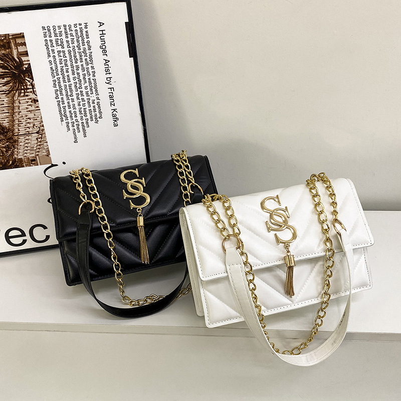 The new Spring 2025 small square bag is versatile and stylish with tassels. It's an Instagram niche single-shoulder crossbody bag with a cool and stylish look Application Scenario