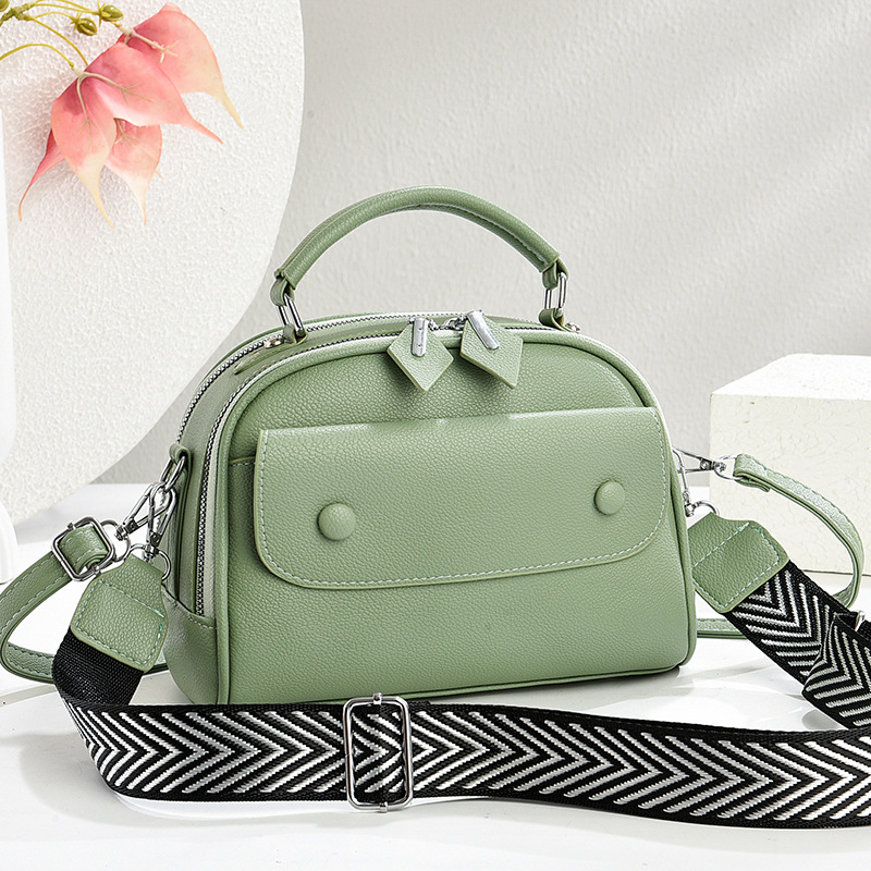 This simple and stylish new bag is a versatile crossbody Korean-style crossbody bag. It is a unique 2025 women's handbag and a trendy single-shoulder bag Specification drawing