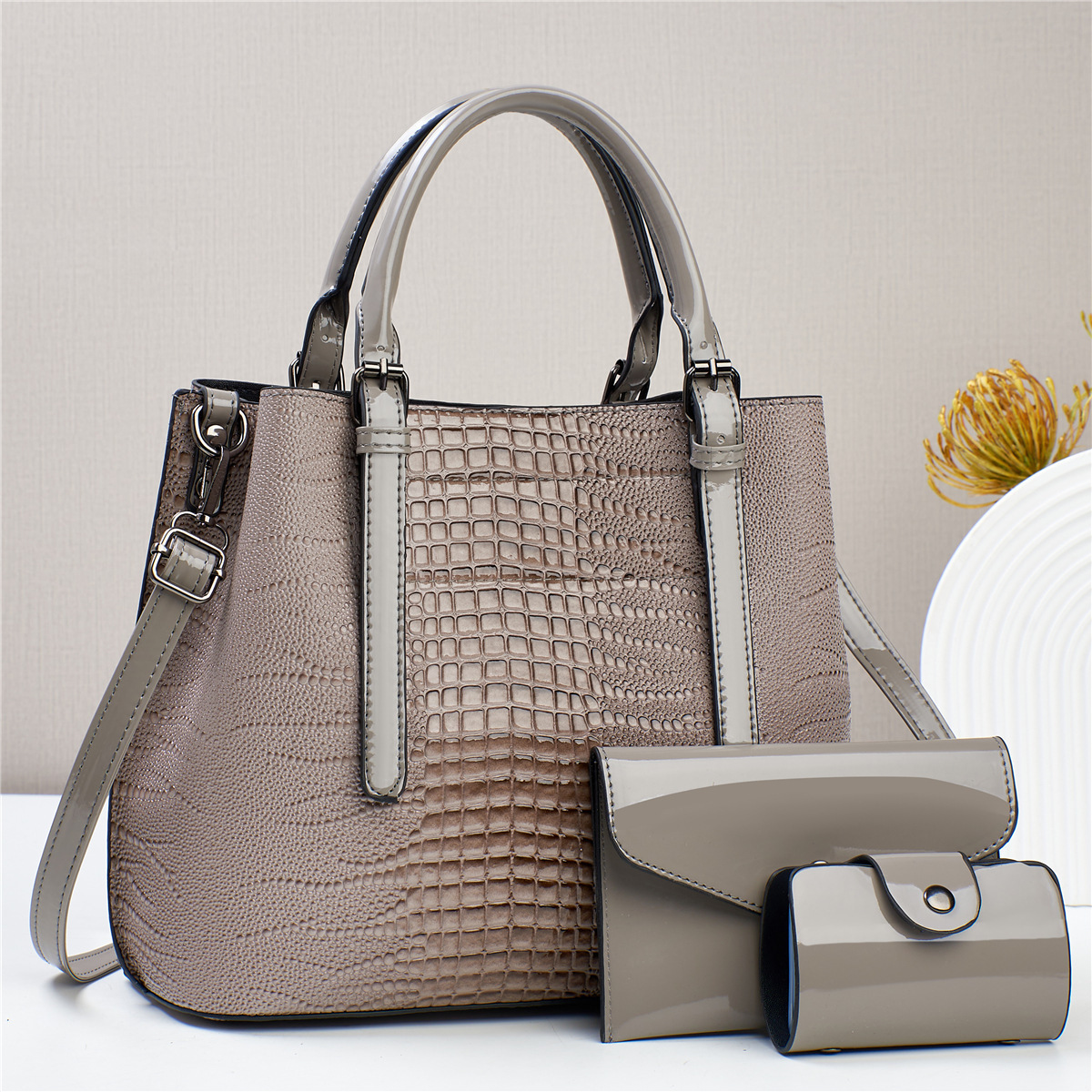 The 2023 new three-piece set of lizard-patterned large-capacity mother-and-child bag is fashionable and elegant. It is a simple single-shoulder crossbody handbag Application Scenario