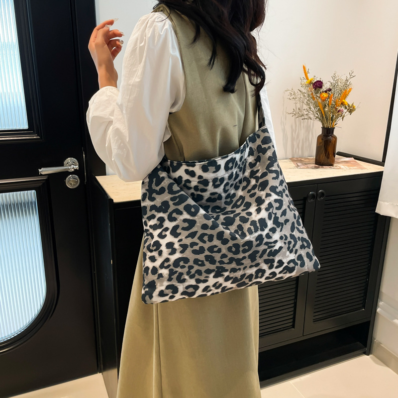 A new simple canvas bag for women in Korean style with a large capacity and a leopard print design. It is a single-shoulder crossbody bag details Picture