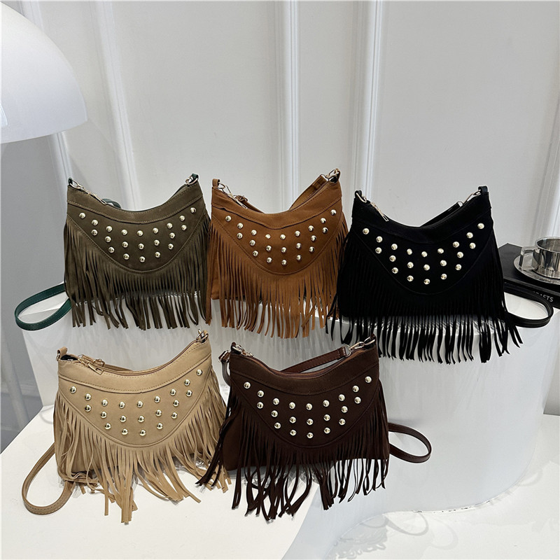 Retro casual fringed underarm bag for women, a new summer 2025 trendy and fashionable rivet single-shoulder crossbody bag Application Scenario