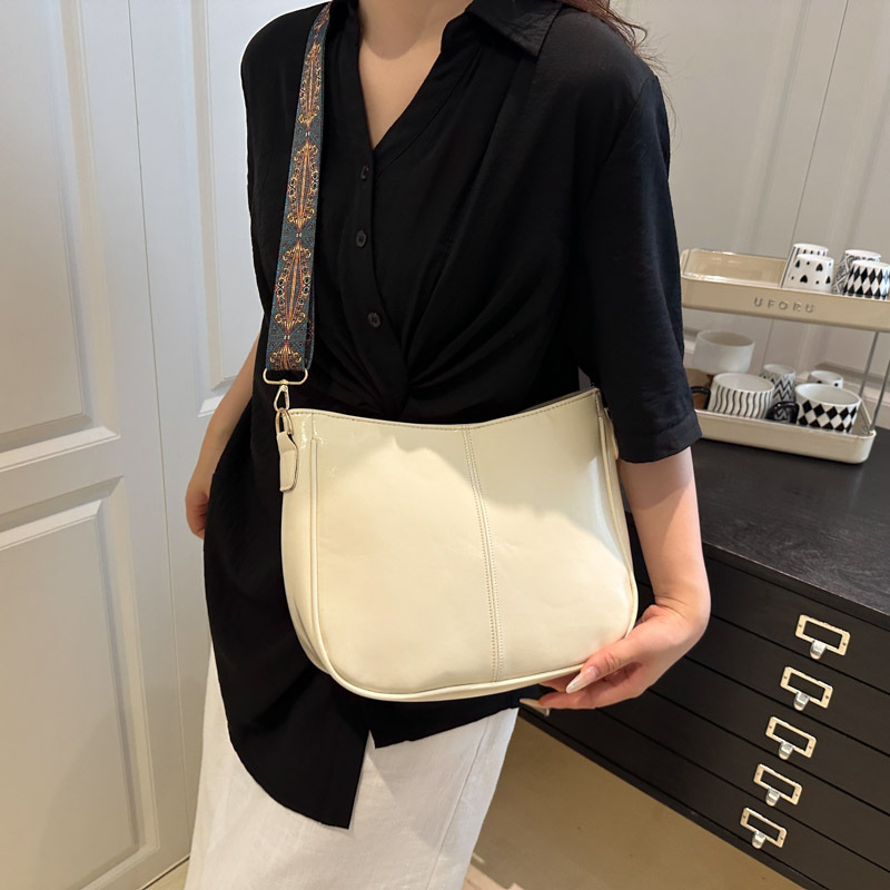 New retro and simple solid-color fashionable women's bag, single-shoulder bag, versatile for commuting, and a trendy European and American women's crossbody tote bag details Picture