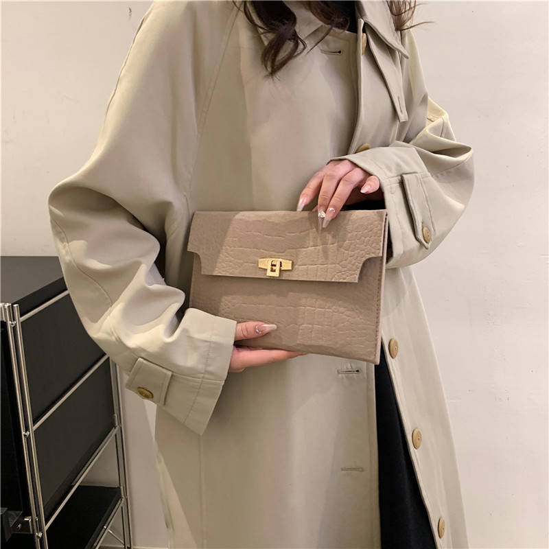 This trendy and fashionable large-capacity hand-held bag is a new winter model for women. It is elegant, casual and fashionable. The envelope is designed for women Specification drawing
