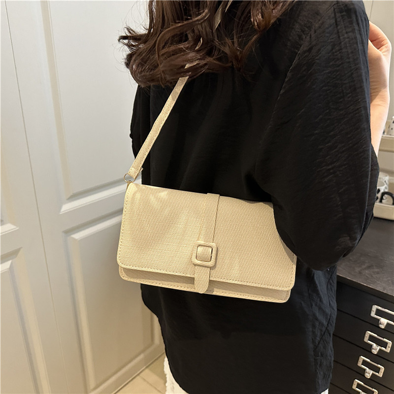 The 2025 summer new small square bag is a simple and versatile commuting bag with a Korean-style texture and a single-shoulder crossbody bag details Picture