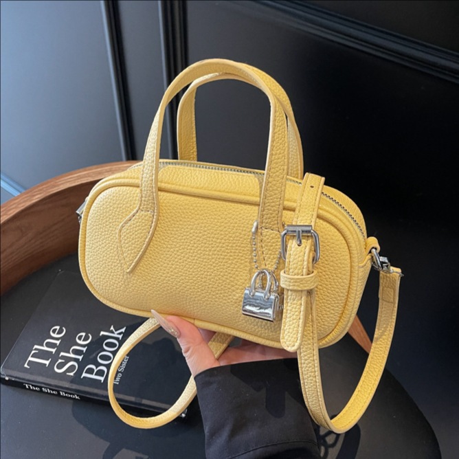 Fashionable and elegant, small and exquisite hand-held bowling bag for women, 2025 new style, niche design, versatile single-shoulder crossbody bag full figure