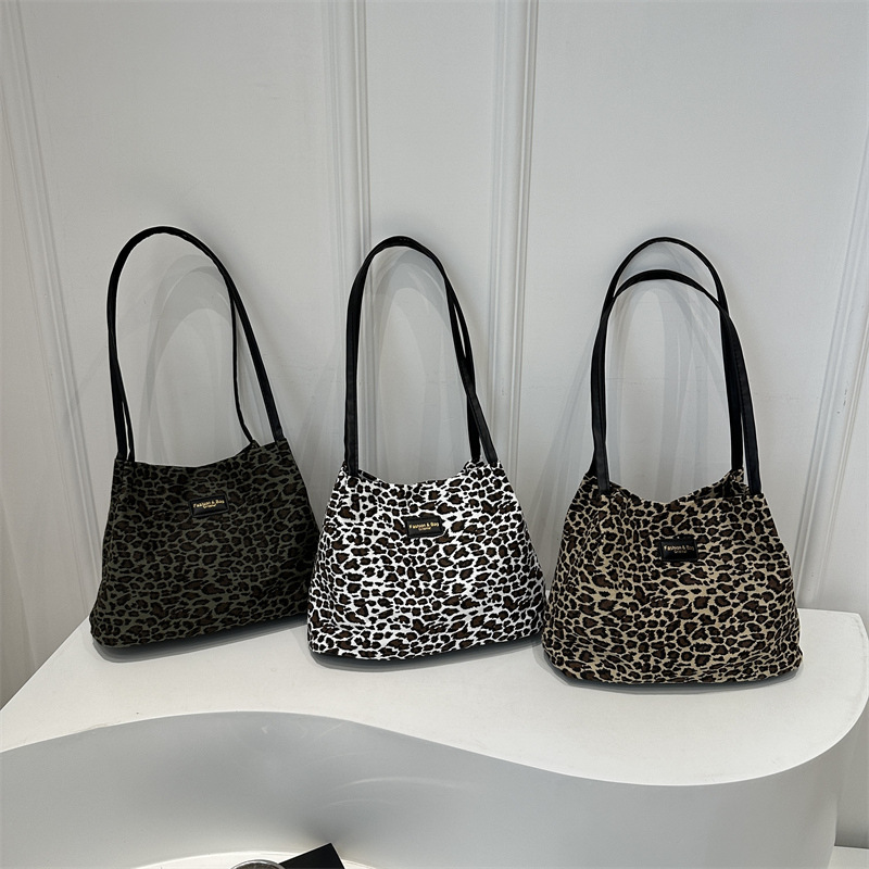 Korean version large-capacity tote bag for women, 2024 new large bag, fashionable leopard print, commuting style, single-shoulder armpit large bag Application Scenario