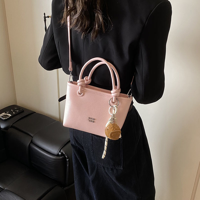 High-end and fashionable handbag for women, 2025 new style, stylish and versatile single room bucket bag, casual commuting crossbody bag Application Scenario