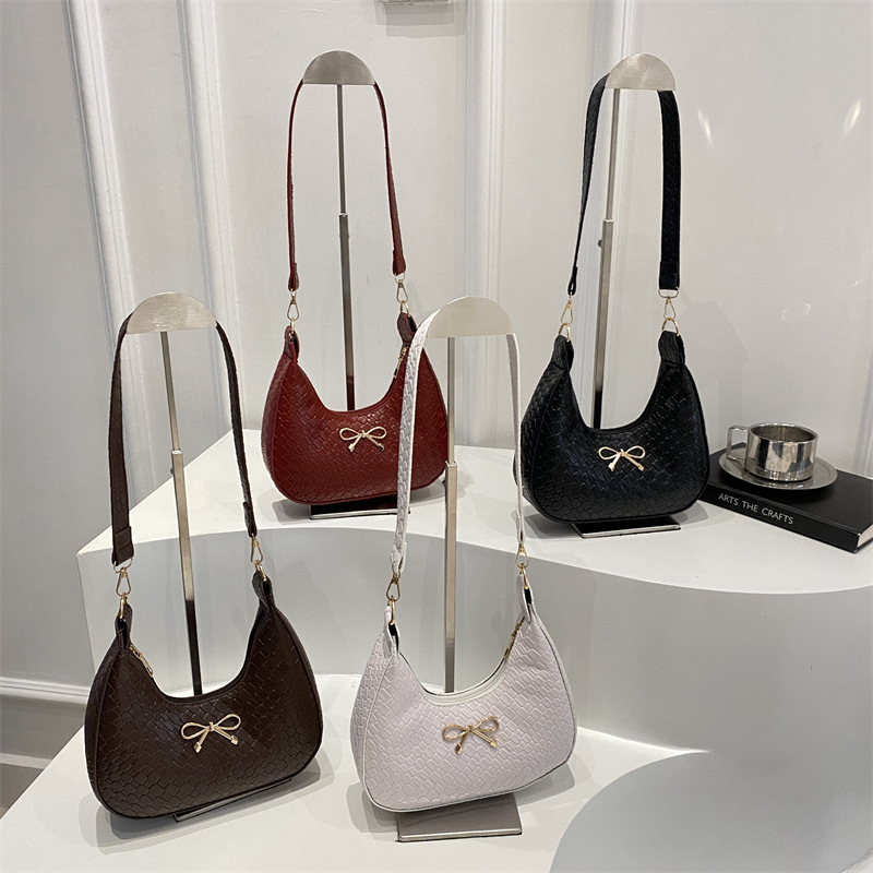 2025 New urban, simple, retro, fashionable, trendy, casual, simple and niche design single-shoulder armpit women's crescent bag Application Scenario