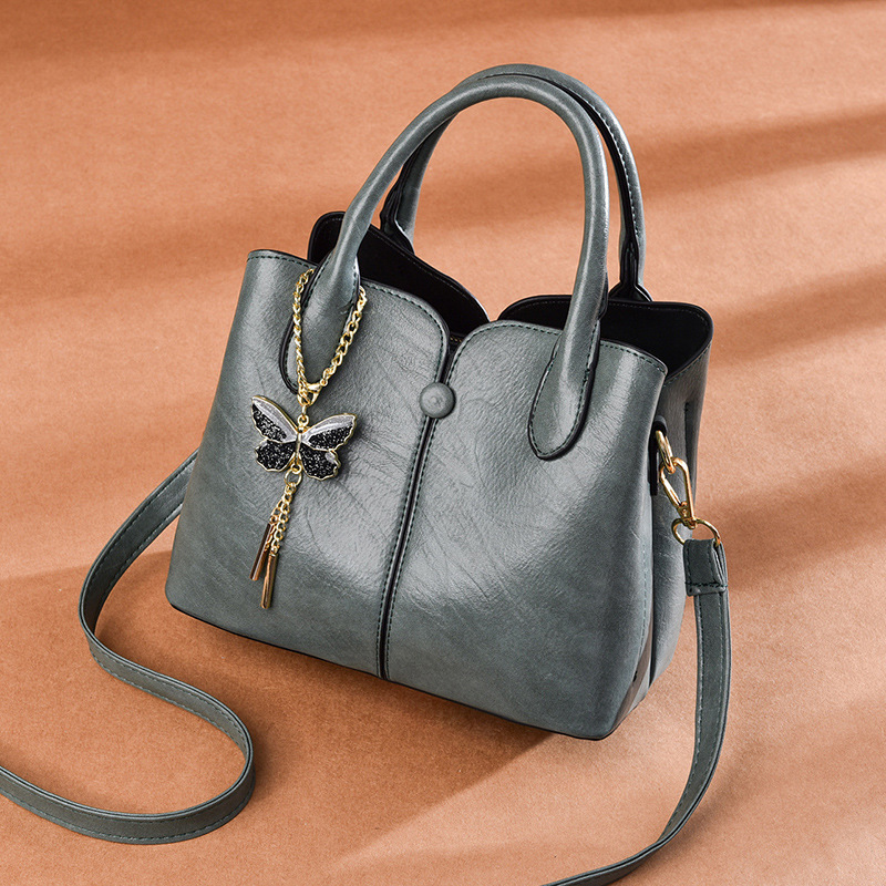 Cross-border delivery of 2022 new trendy and stylish women's handbag with large capacity and retro texture Application Scenario