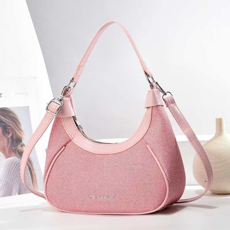 The new underarm handbag, the crescent-shaped women's bag, has a high appearance level. It is a cross-border versatile and fashionable single-shoulder bag and a trendy crossbody bag Specification drawing