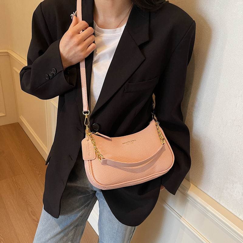 A stylish Korean-style casual and versatile small square bag, a new single-shoulder crossbody bag in 2025, exuding a sense of high-end elegance and a light luxury underarm bag Application Scenario