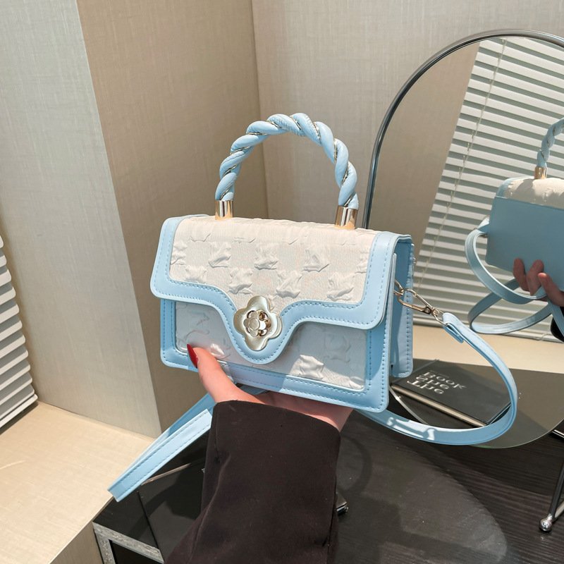 This year, small bags are in vogue for women's spring. The 2025 new stylish and retro crossbody bag is a frosted hand-held small square bag full figure