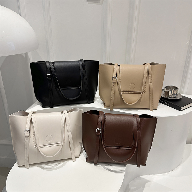 Large-capacity women's 2025 summer new style quality women's bag, simple and retro handbag, single-shoulder commuting tote bag Application Scenario
