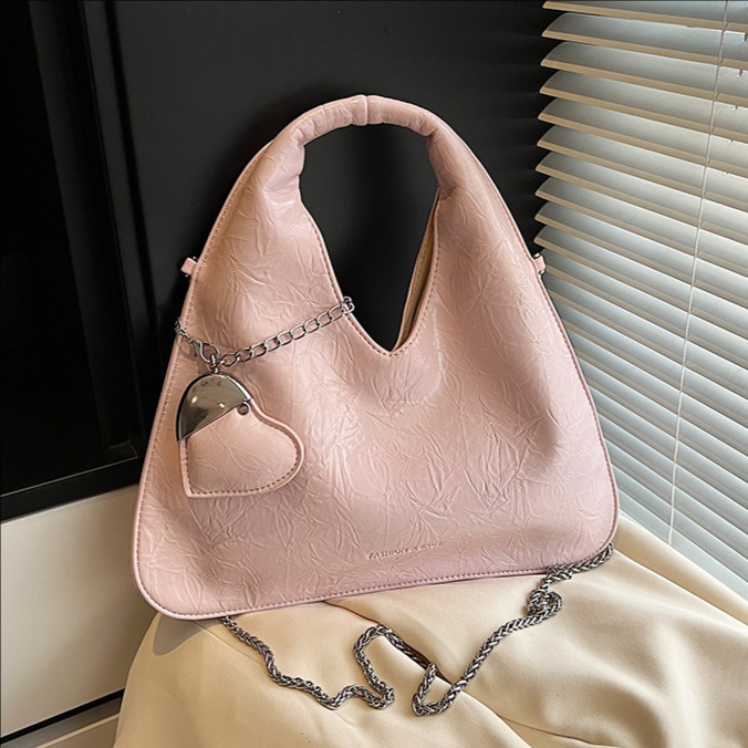 This is a new, high-end, fashionable and exquisite chain single-shoulder crossbody bag with a unique triangular design for women in 2025 full figure