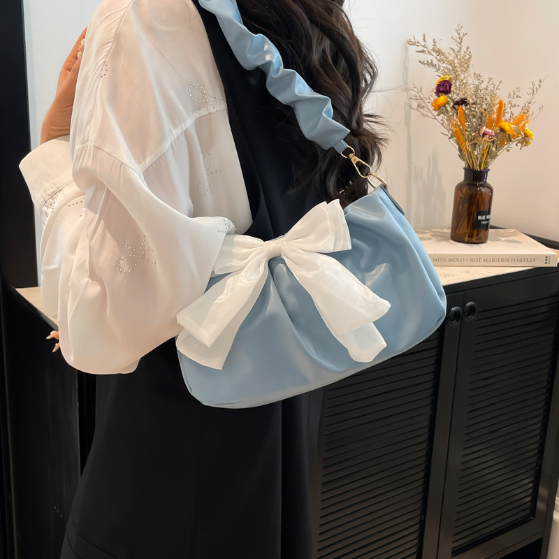 The 2025 new stylish pleated bow single-shoulder underarm bag for women is simple and versatile. It's a solid color hand-carried small square bag details Picture