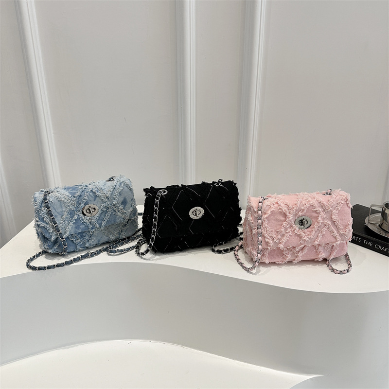 Cross-border trendy ladies' high-end small square bag 2025 Spring/Summer Commuter handbag, crossbody bag, underarm bag, diamond-shaped tassel bag Application Scenario
