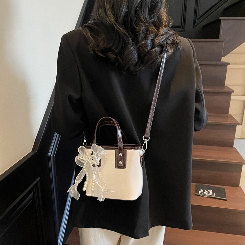 2025 New niche and fashionable hand-held bucket bag for women, simple and versatile Korean style single-shoulder bag, trendy and casual crossbody bag Application Scenario