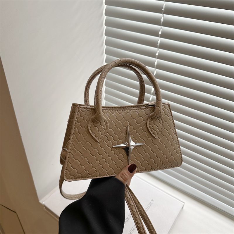 This is a new 2025 summer collection of simple and stylish printed checkered single-shoulder crossbody handbag with a commuting feel for women full figure