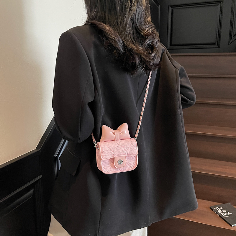 The 2025 new mini Chanel-style diamond-shaped chain bag is a stylish solid color versatile single-shoulder bag and a simple crossbody bag Application Scenario