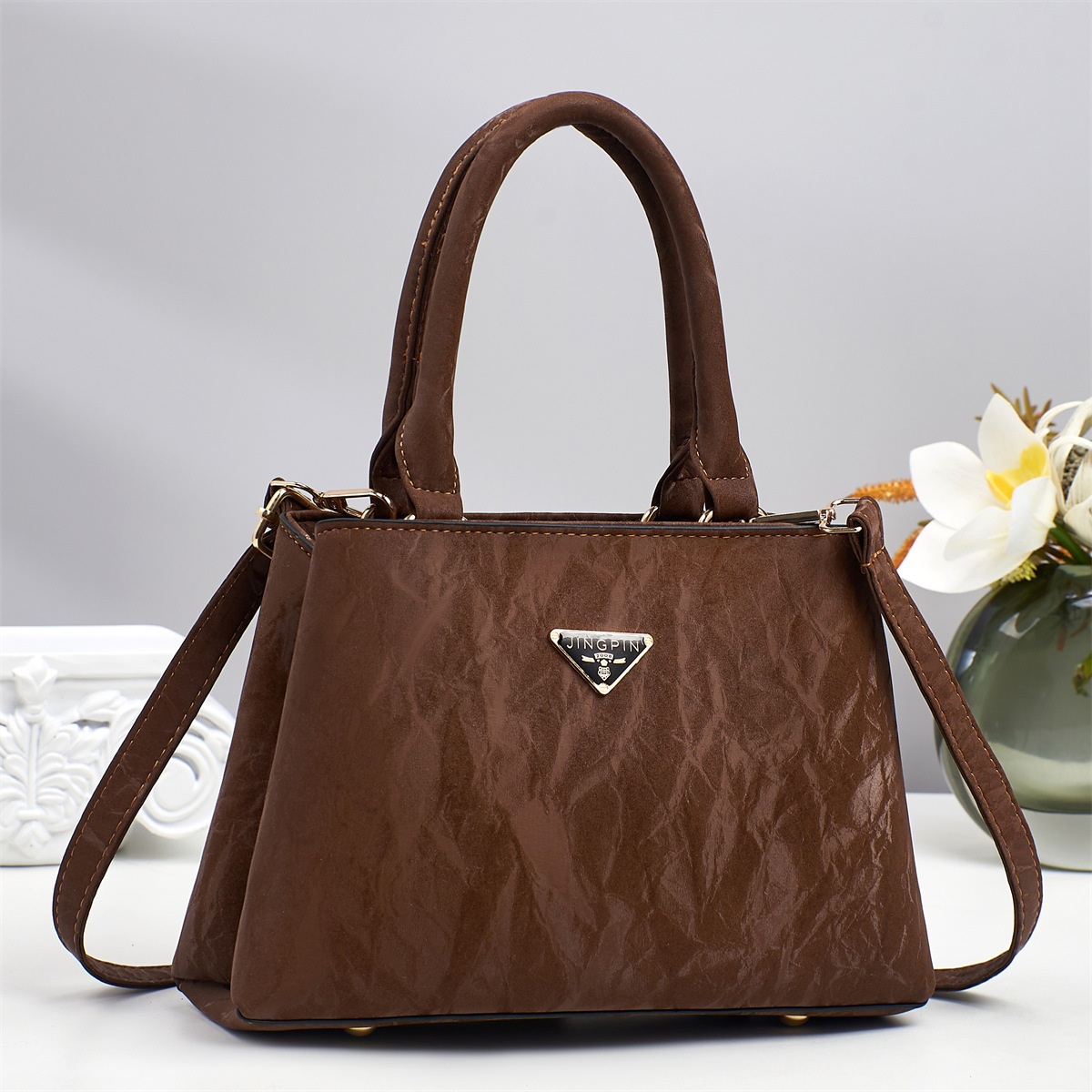 This high-end, stylish, and stylish macaron handbag is a classic and trendy bag that is popular and versatile for foreign trade details Picture