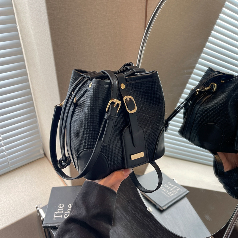 The 2024 new style of this year's popular bags: Ladies' trendy, high-end, versatile bucket bag, fashionable commuting single-shoulder crossbody bag Specification drawing