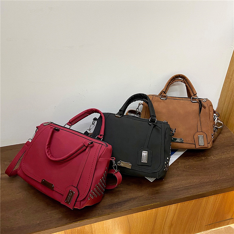 European and American retro fashion matte soft leather PU large-capacity Boston single-shoulder handbag for women Application Scenario