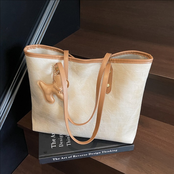 Solid color, high-end texture, large-capacity tote bag for women 2025, a new trendy, fashionable, niche and simple commuting single-shoulder bag full figure