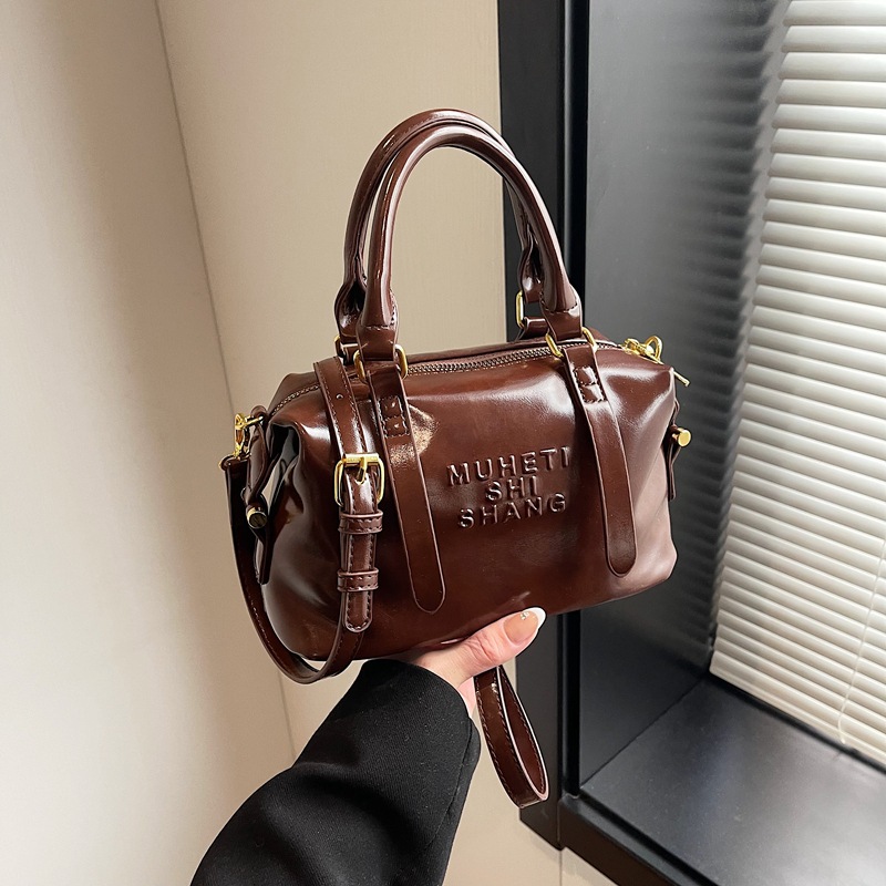 Retro Boston hand-held pillow bag 2025 new style, high-end and niche design, commuting and casual single-shoulder crossbody bag full figure