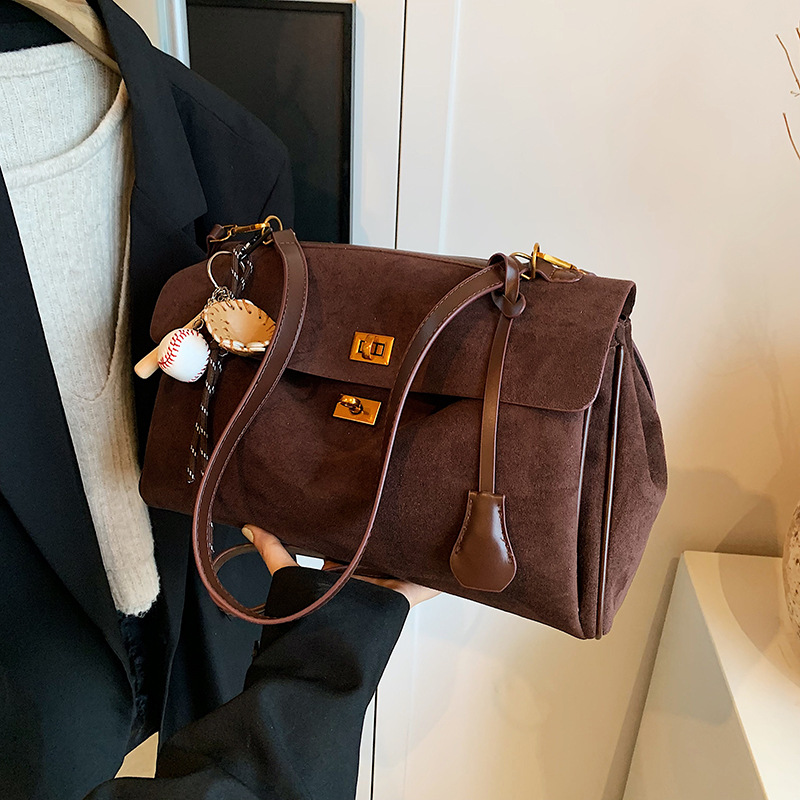 Large-capacity commuter tote bag for women, 2025 new style, laid-back underarm bag, high-end and fashionable single-shoulder crossbody bag Application Scenario