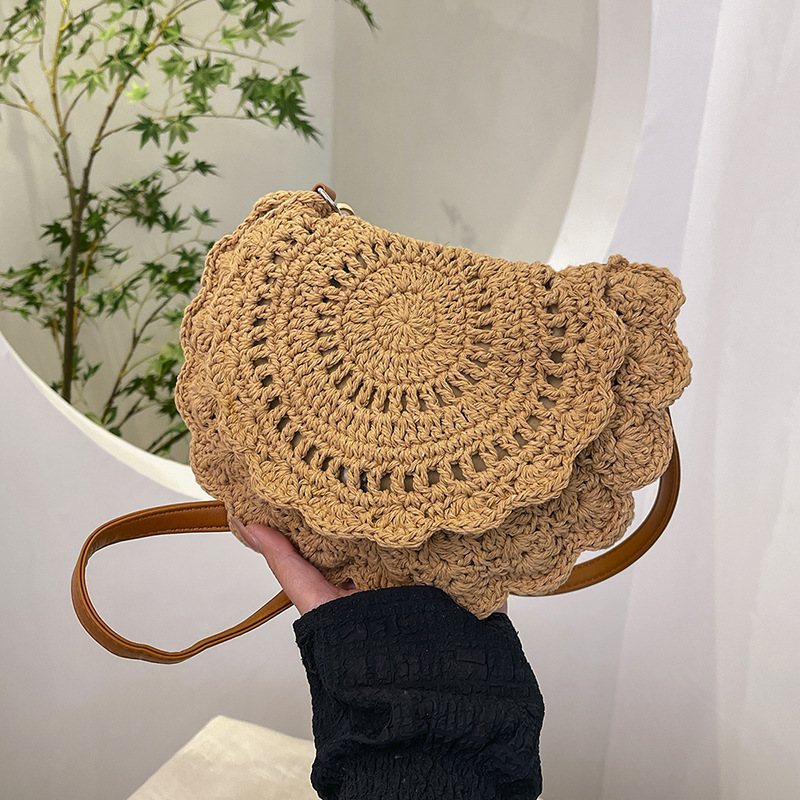 A niche design seaside vacation travel beach woven bag for women, a new 2025 casual and versatile crossbody saddle bag full figure