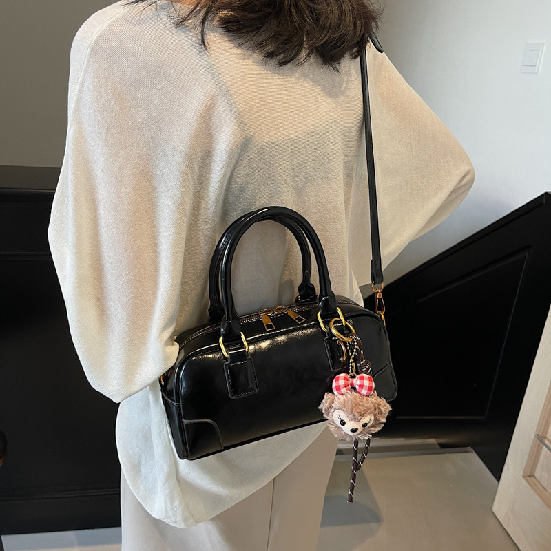 The new 2024 women's underarm bag is a trendy and versatile single-shoulder bag with a high-end feel. It's a Maillard casual commuting handbag Application Scenario