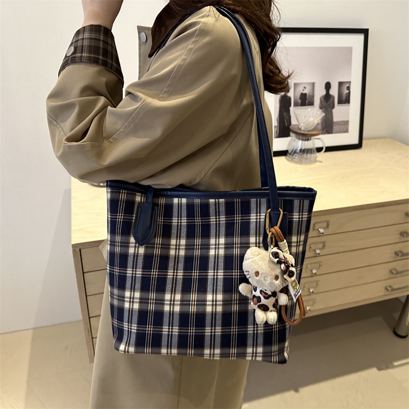 A large-capacity women's 2024 new autumn checkered stylish single-shoulder bag with a niche design and elegant commuting tote bag details Picture