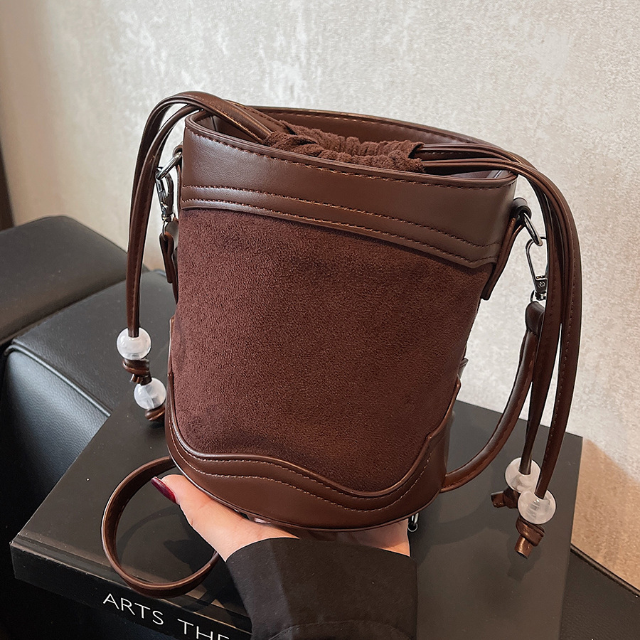 High-end, niche design, frosted women's 2024 new retro crossbody bag, fashionable and versatile hand-held bucket bag full figure