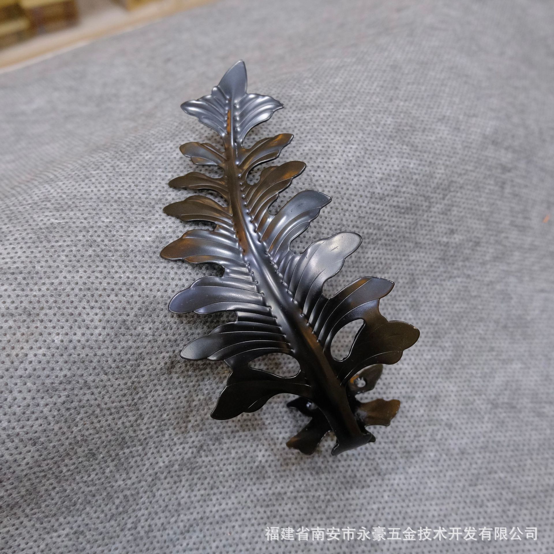 【 Yonghao Hardware 】 Cross-border supply factory direct sales of iron leaf-shaped curtain hooks, wall hooks and wall hooks wholesale Specification drawing
