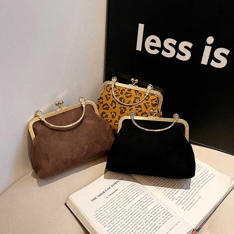 The textured metal handbag is a popular retro and fashionable leopard print single-shoulder bag and chain crossbody bag for women in the autumn of 2024 Application Scenario