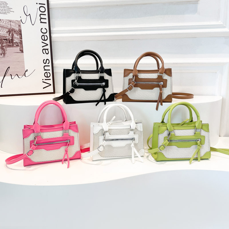 The new Spring/Summer 2025 collection of color-blocking and patchwork handbags by Bag Girl is fashionable and trendy, with a small square bag and a casual and simple crossbody bag Application Scenario