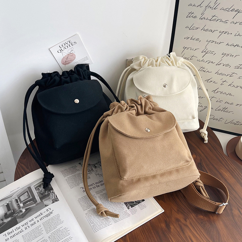 Canvas bag for women's Spring/Summer 2025 new Korean style fashionable pleated drawstring crossbody bag, high-end commuter bucket bag Application Scenario