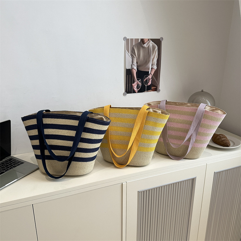 Large-capacity hand-held straw woven bag, new striped tote bag, woven bag, vacation-style beach bag, versatile women's bag Application Scenario